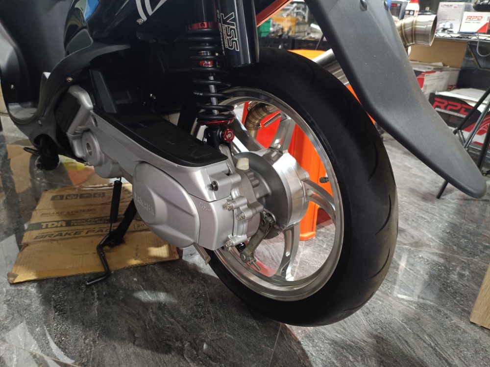 Motor sebelum dipasang velg orange